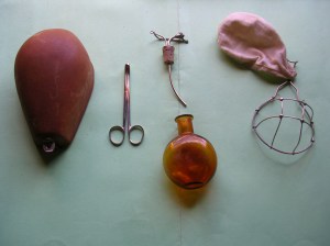 Caja con mascarilla de Esmarch para anestesia