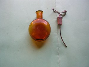 Frasco  y tapón dosificador para el eter o cloroformo de Caja con mascarilla de Esmarch para anestesia