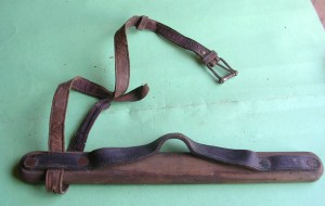 Tablilla de madera para fijar las fracturas de huesos Tablilla de madera para fijar las fracturas de huesos