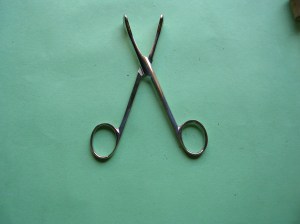 Pinza sujeta lengua de Caja con mascarilla de Esmarch para anestesia